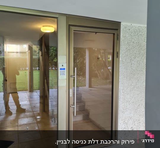 דלת אלומיניום עם ידית ארוכה וזכוכית שקופה